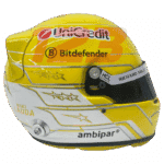 Réplique grandeur nature du casque Ferrari de Lewis Hamilton pour le Grand Prix de Monza 2025, modèle d'exposition détaillé pour collectionneurs.