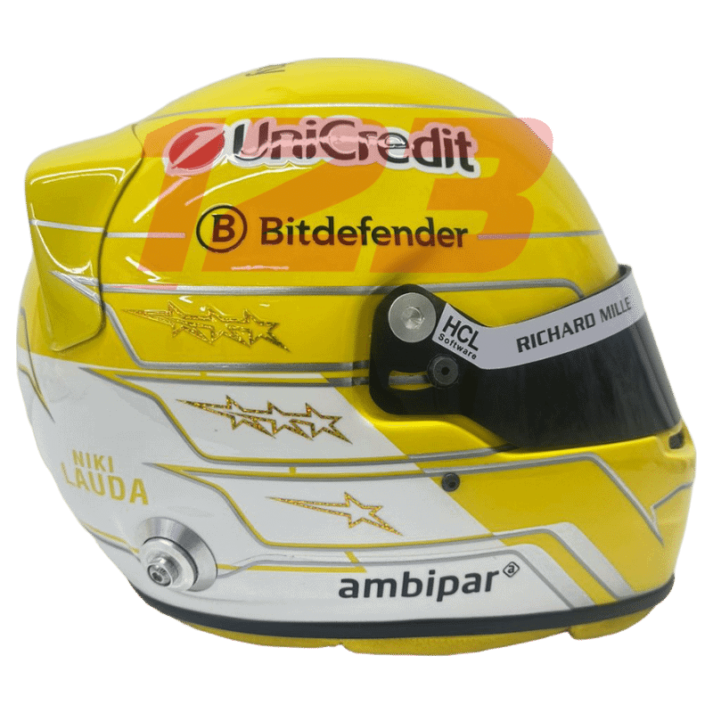 Réplica em tamanho real do capacete Ferrari de Lewis Hamilton para o Grande Prémio de Monza de 2025, modelo detalhado de exposição para colecionadores.