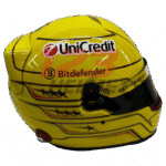 Replica a grandezza naturale del casco di Formula 1 Ferrari 2025 di Lewis Hamilton, modello da esposizione dettagliato per collezionisti.