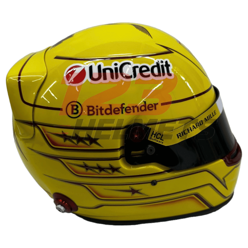 Replica a grandezza naturale del casco di Formula 1 Ferrari 2025 di Lewis Hamilton, modello da esposizione dettagliato per collezionisti.