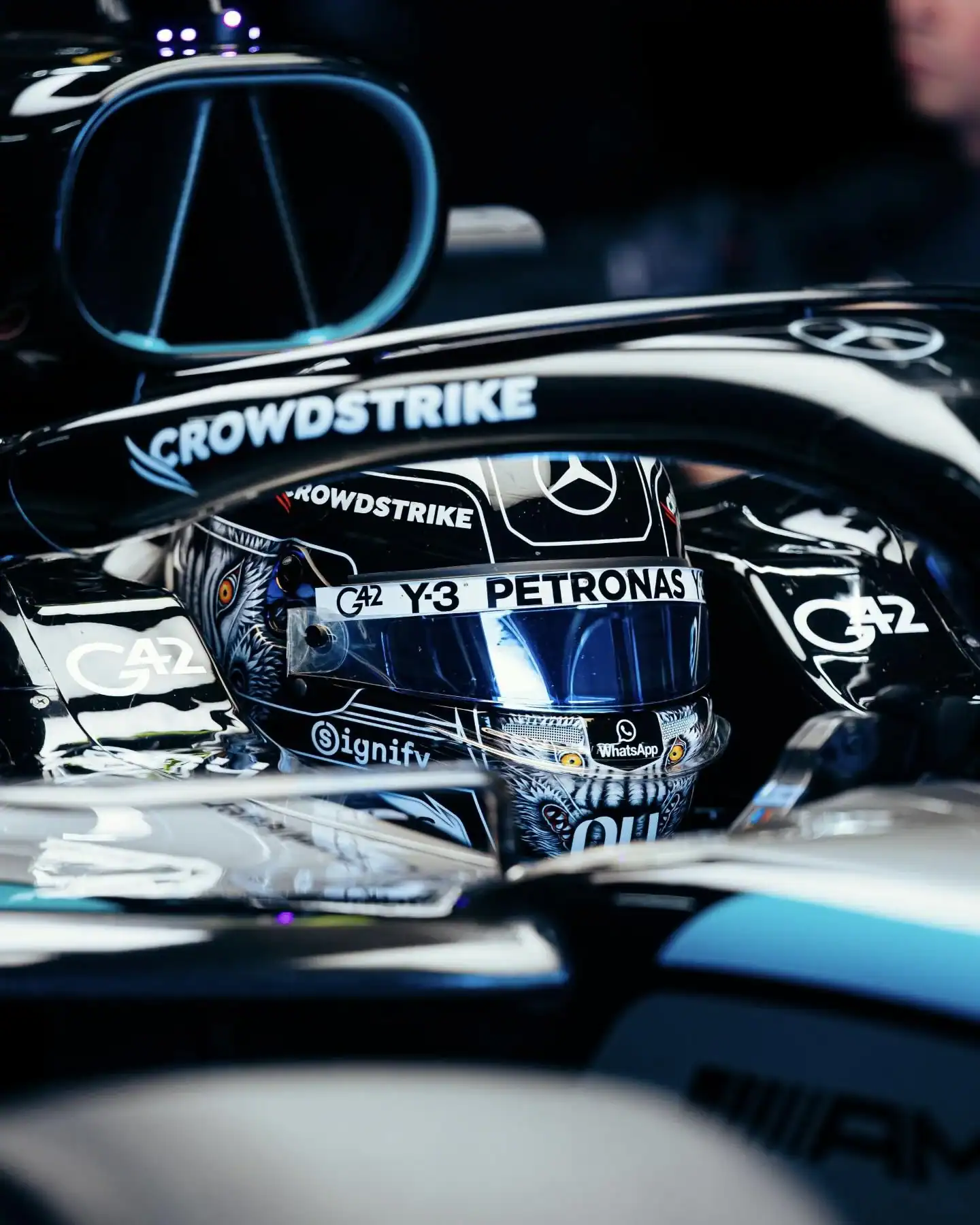 Kimi Antonelli im Mercedes W17 Cockpit mit dem Y-3 Wolf-Helm bei Suzuka 2026