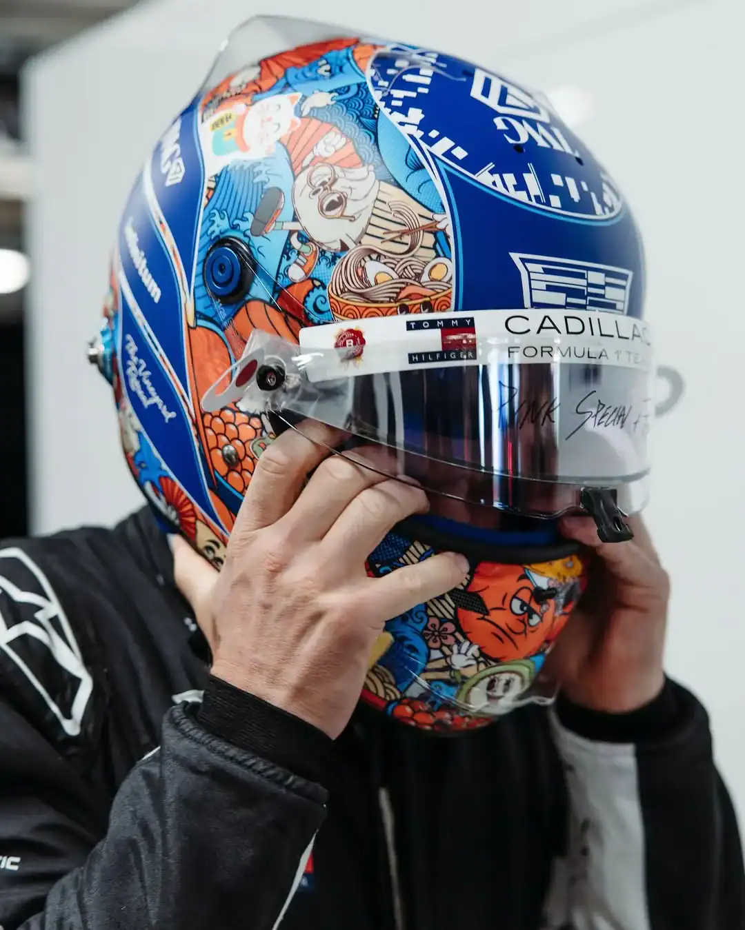 Detailansicht des Valtteri Bottas Japan GP 2026 Helms mit Kawaii-Ramen-Katze, Wellenmustern und Cadillac Formula 1 Team Branding