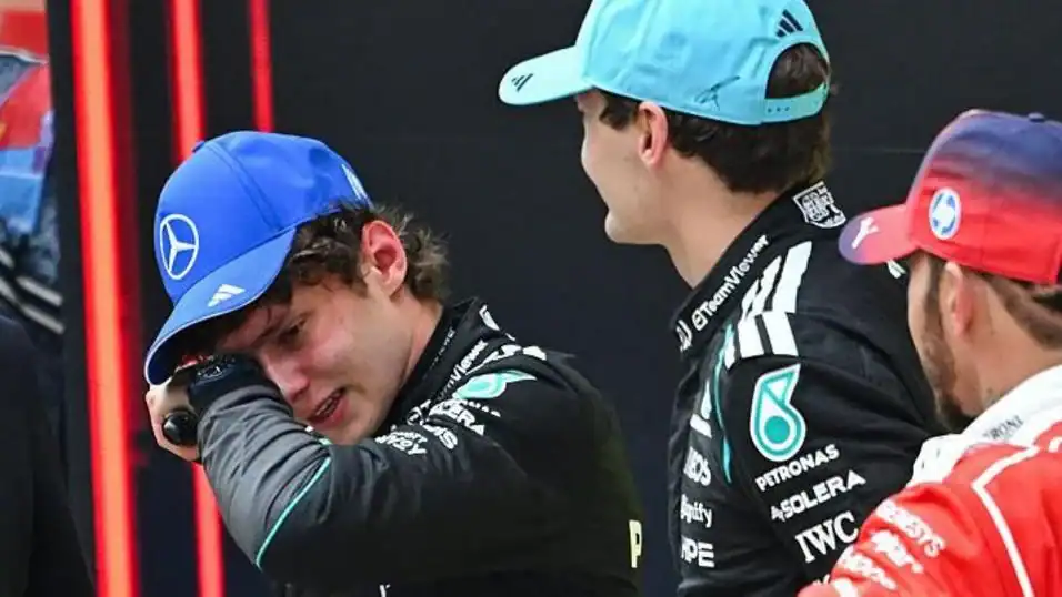 Kimi Antonelli يبكي من الفرح بعد الفوز بأول سباق له في الفورمولا 1 في جائزة الصين الكبرى 2026 بشنغهاي