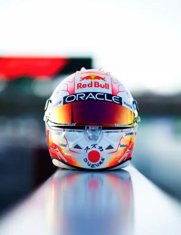 Detailansicht von Isack Hadjars Japan-GP-2026-Helm mit pers&ouml;nlichen Motiven und Selbstportr&auml;t