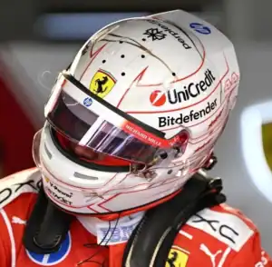 Casque Lewis Hamilton GP du Japon 2026 Ferrari