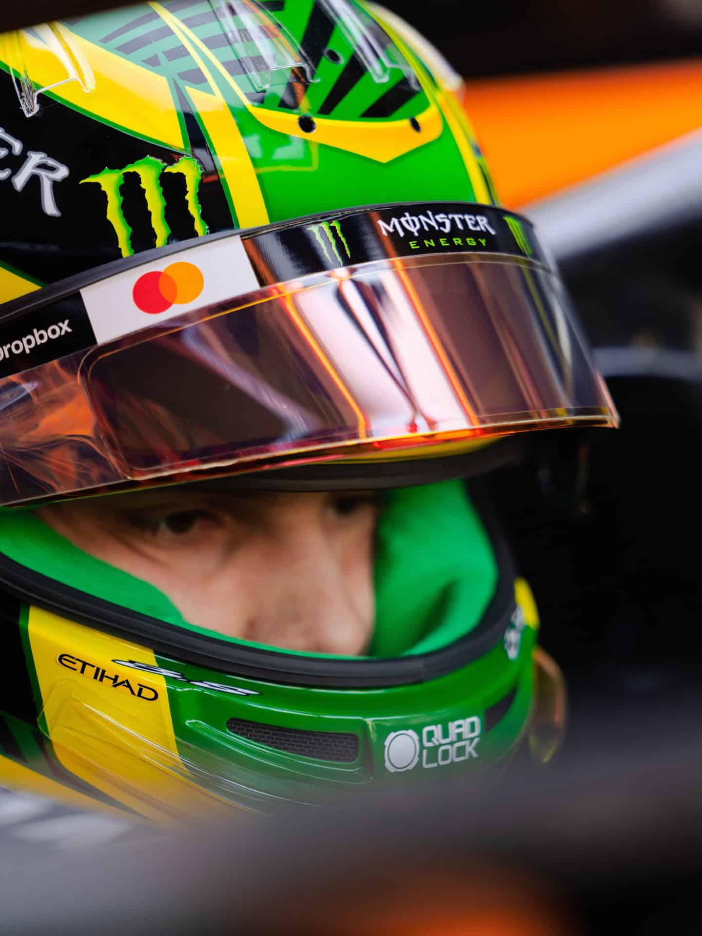 Oscar Piastri mit seinem Melbourne-Spezialhelm 2026 im McLaren-Cockpit — Nahaufnahme der grün-gelben Australien-GP-Lackierung