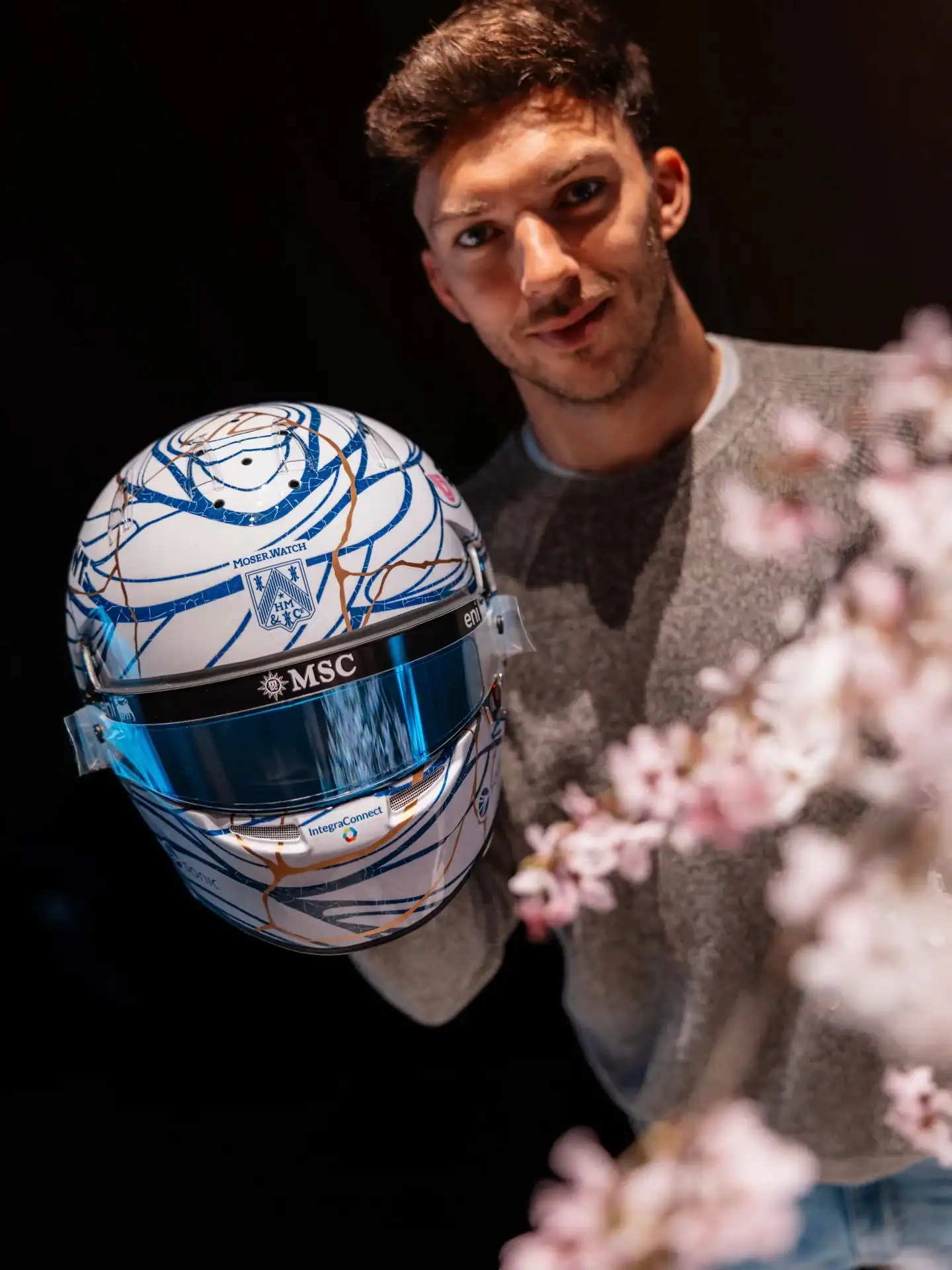 Pierre Gasly h&auml;lt seinen Kintsugi-inspirierten Helm f&uuml;r den Japan Grand Prix 2026 mit Kirschbl&uuml;ten &mdash; Alpine-F1-Fahrer enth&uuml;llt Sonderdesign f&uuml;r Suzuka