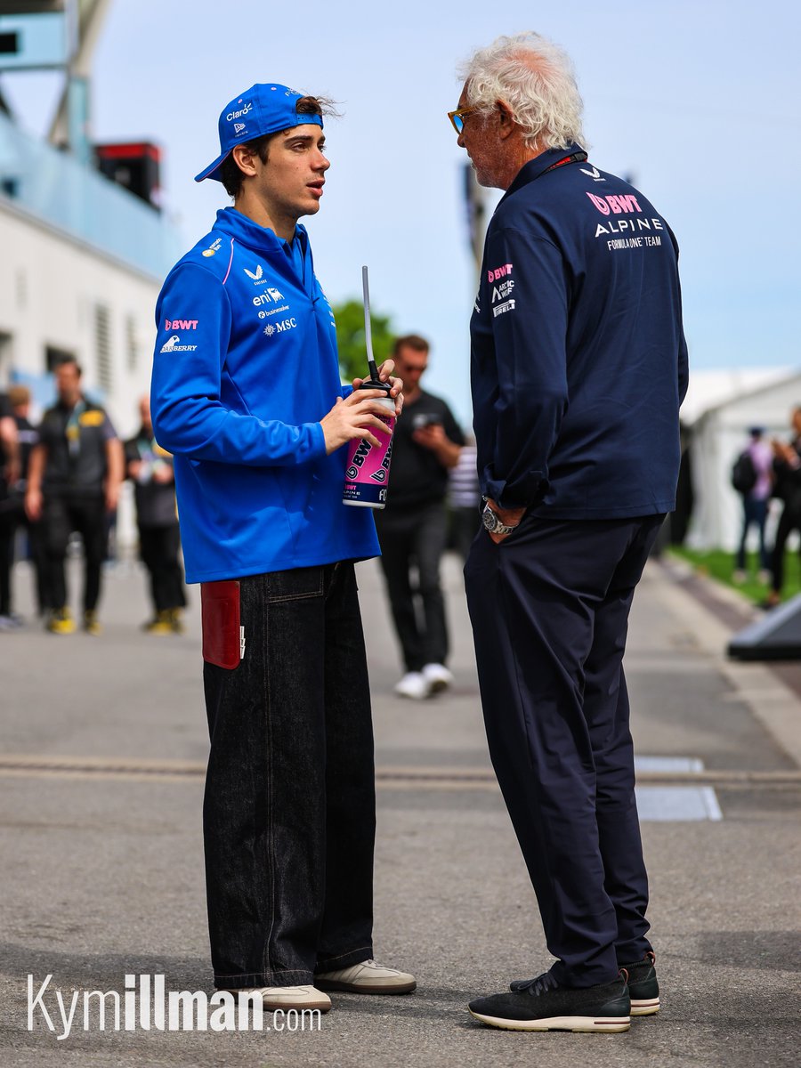 Franco baut Momentum auf: Franco Colapinto war tief in Gespräch mit Flavio Briatore im Paddock