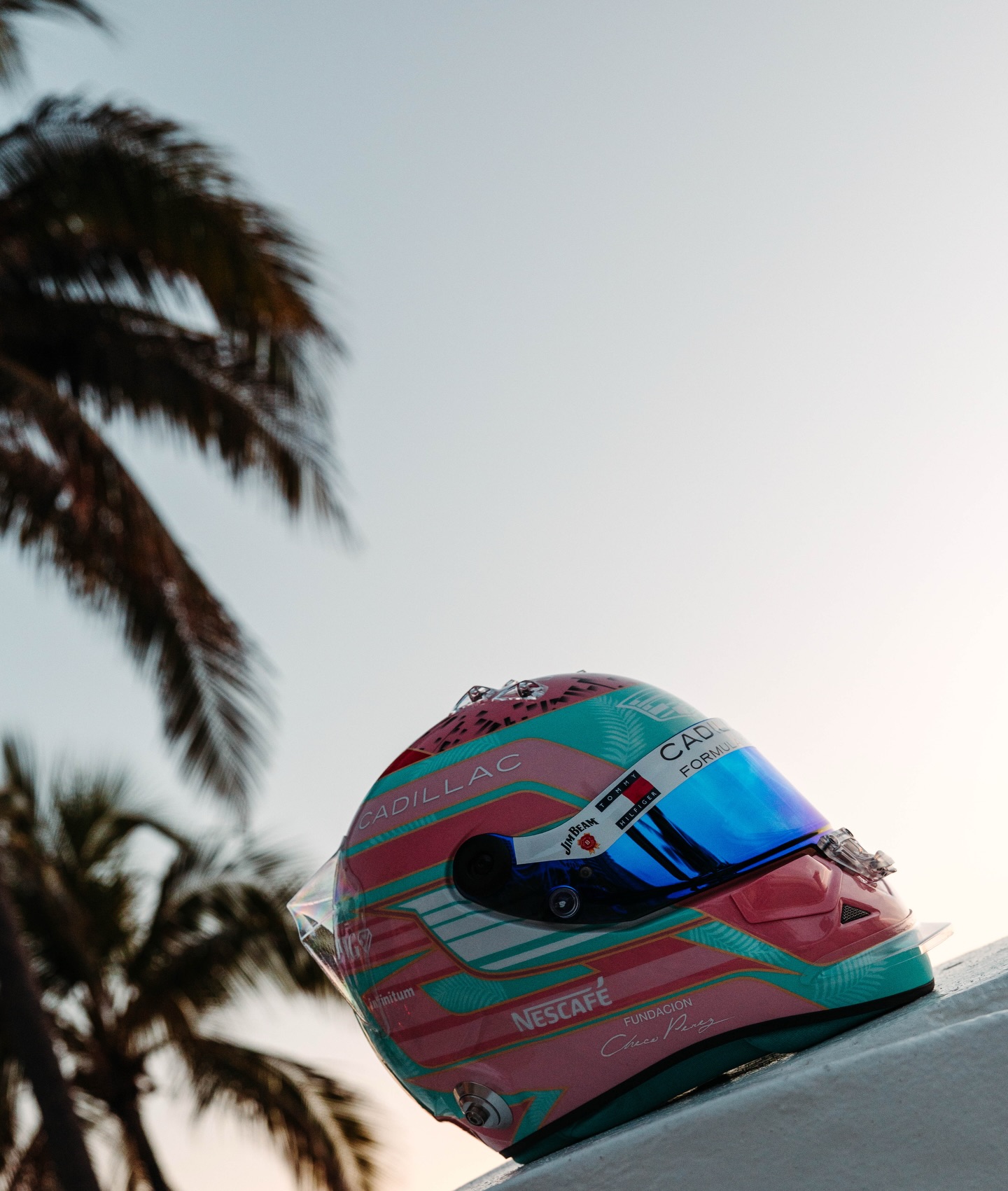 Capacete Sergio Pérez Miami GP 2026 F1 — ângulo alternativo da pintura Cadillac art déco com NESCAFÉ + Fundación Checo Pérez na faixa inferior