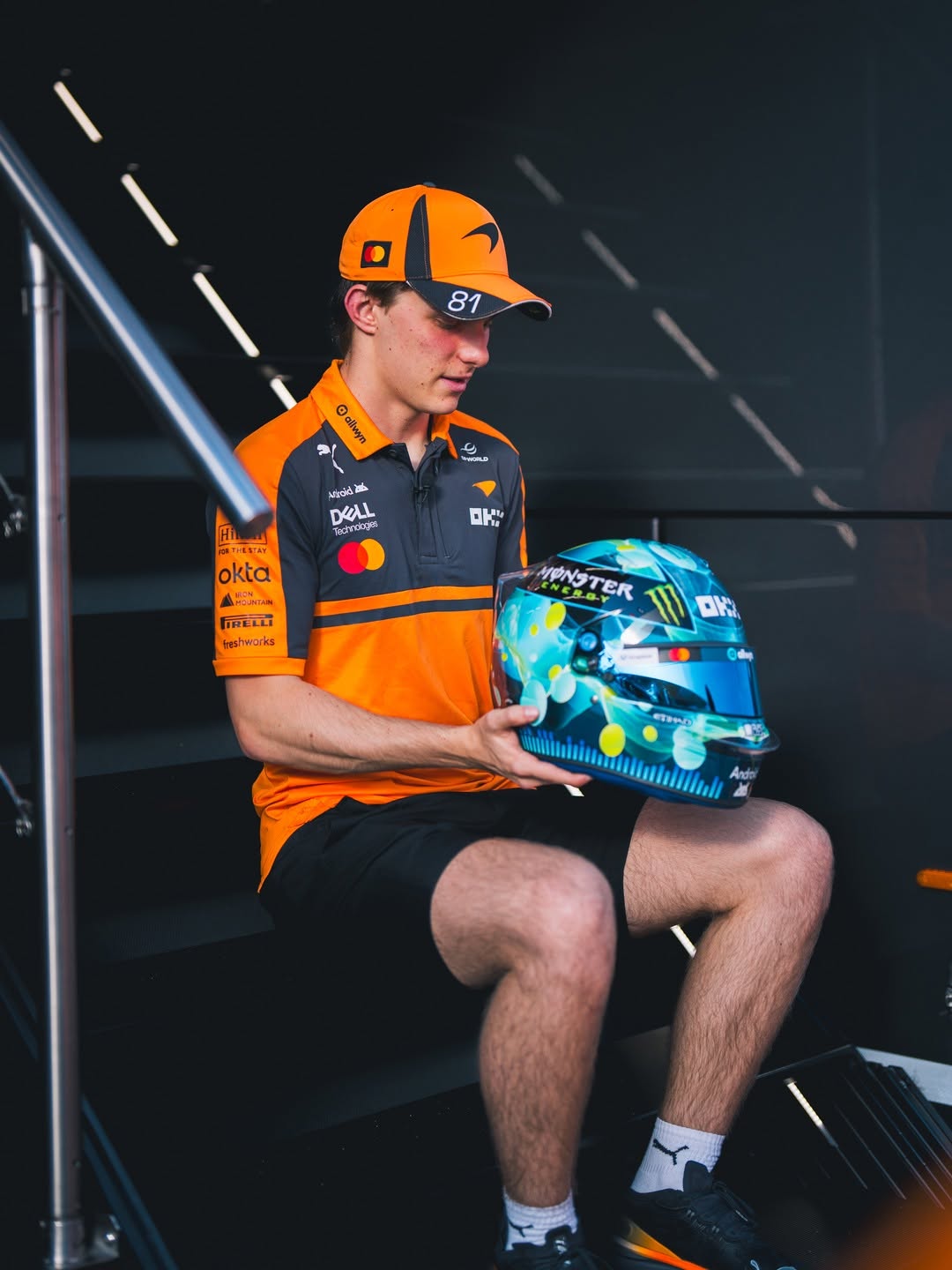 Profil latéral de la livrée du casque du Grand Prix d'Autriche 2026 d'Oscar Piastri en bleu canard et vert