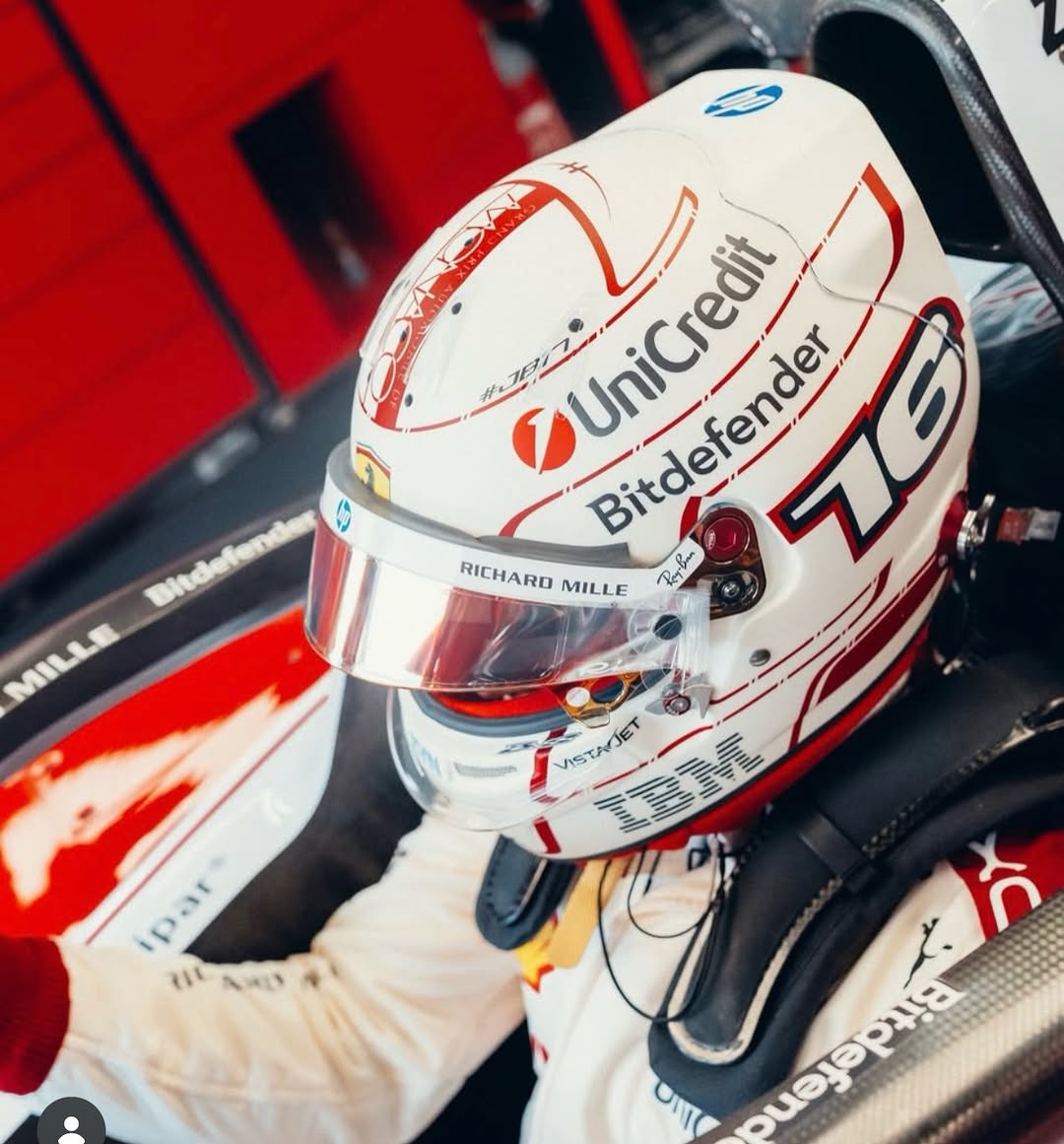 Charles Leclerc con su casco especial Ferrari blanco y rojo en el cockpit del Gran Premio de Mónaco 2026