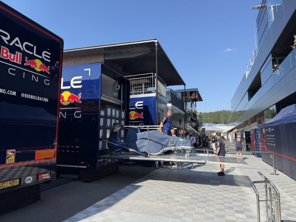 Spare chassis coming out at Red Bull after Verstappen’s crash #F1 #AustrianGP https://t.co/zkGRHQzML7