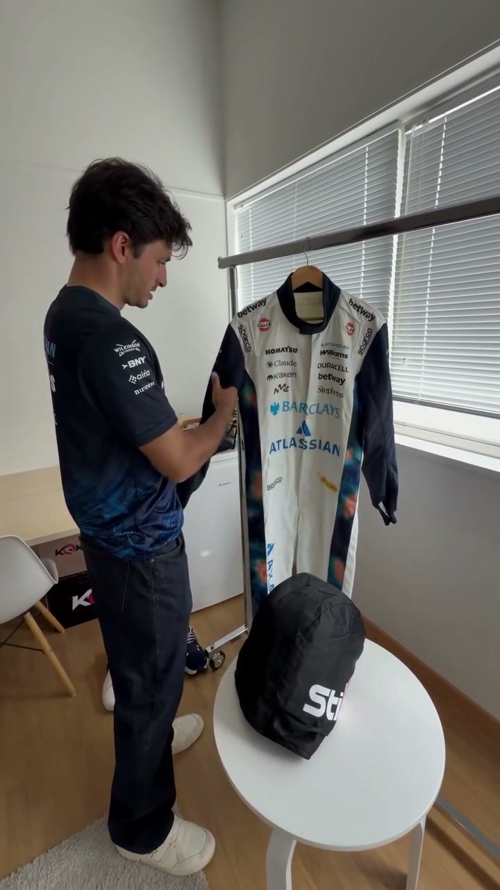 La prima occhiata di Carlos Sainz al suo casco Williams Monaco GP 2026