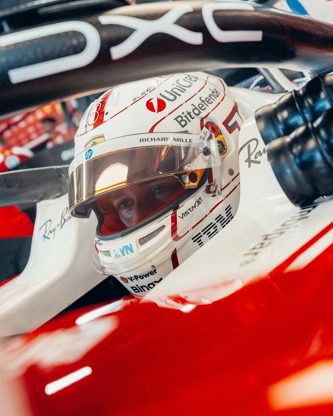 Primer plano de Charles Leclerc a través de la visera dorada de su casco especial Ferrari para Mónaco 2026