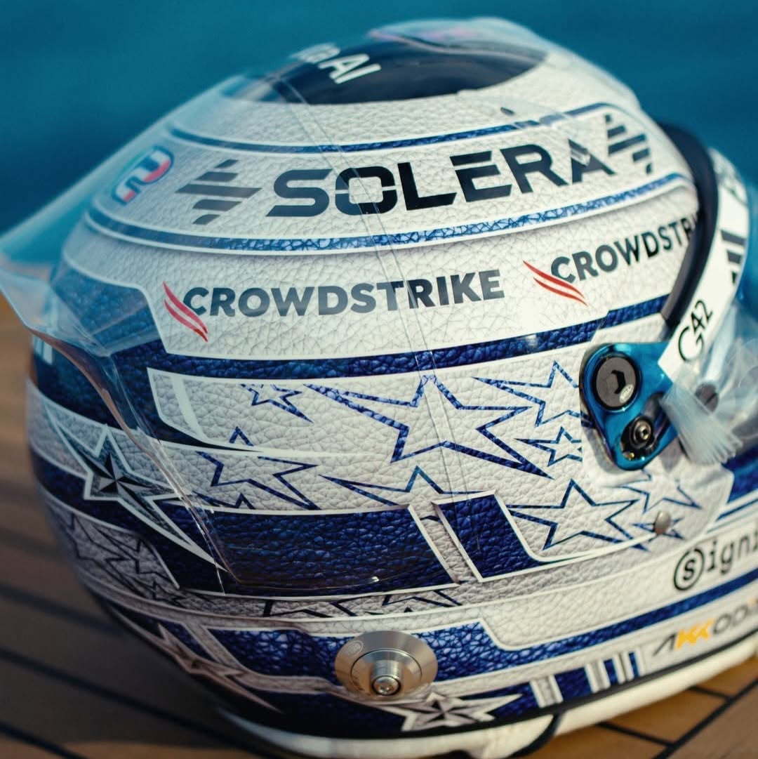 Vista trasera del casco especial Mercedes azul y blanco de Kimi Antonelli para el Gran Premio de Mónaco 2026