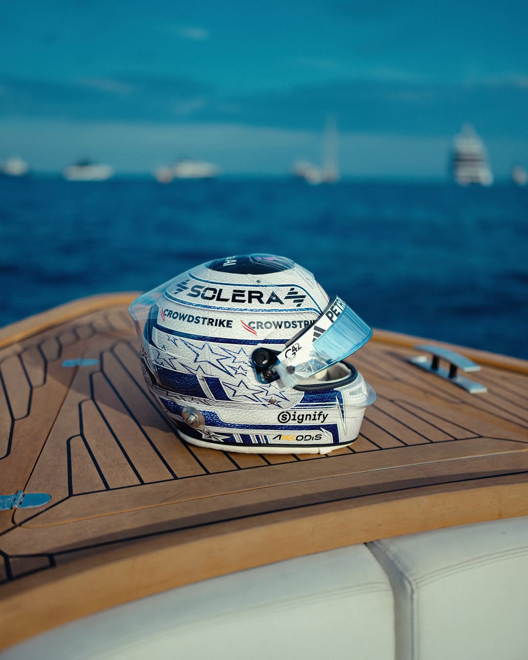Nuevo casco especial azul y blanco de Kimi Antonelli para el Gran Premio de Mónaco 2026 (día de carrera 7 de junio de 2026)