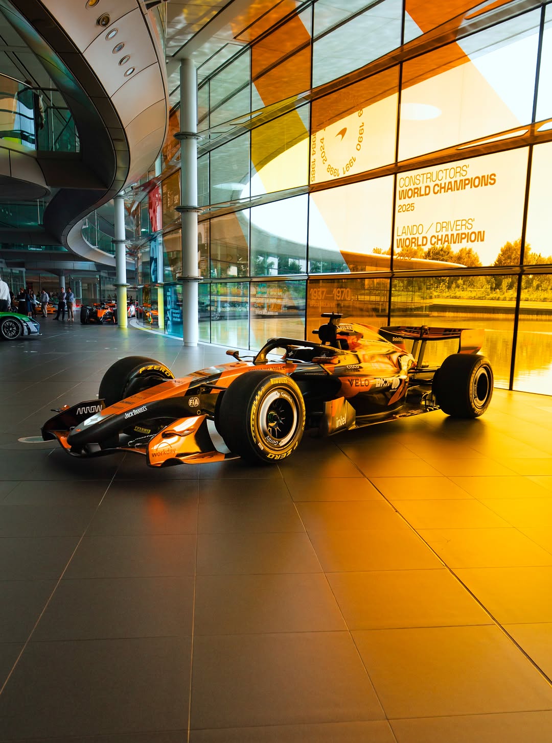 Laisser notre livrée du 1000e GP à notre base ensoleillée avant de partir vers les collines de Styrie ⛰️🔜

#McLarenF1