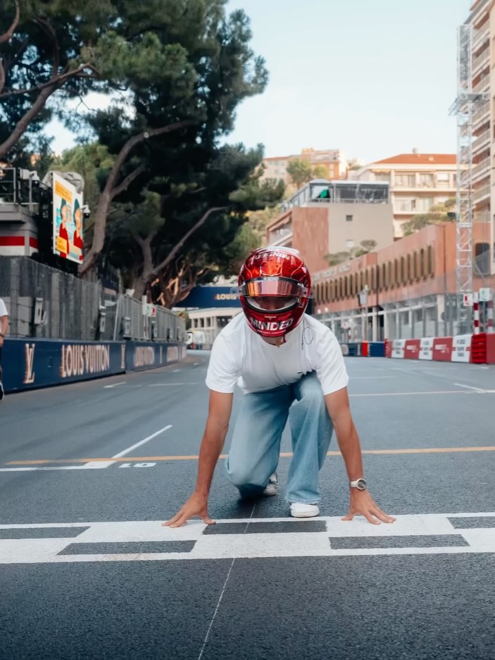El casco Bell especial drinkMINDED de Pierre Gasly para el Gran Premio de Mónaco 2026 (día de carrera 7 de junio de 2026)