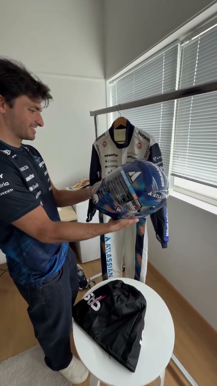 La prima occhiata di Carlos Sainz al suo casco Williams Monaco GP 2026