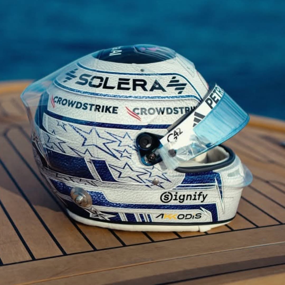 Perfil lateral del casco especial Mercedes azul y blanco con estrellas de Kimi Antonelli para el Gran Premio de Mónaco 2026