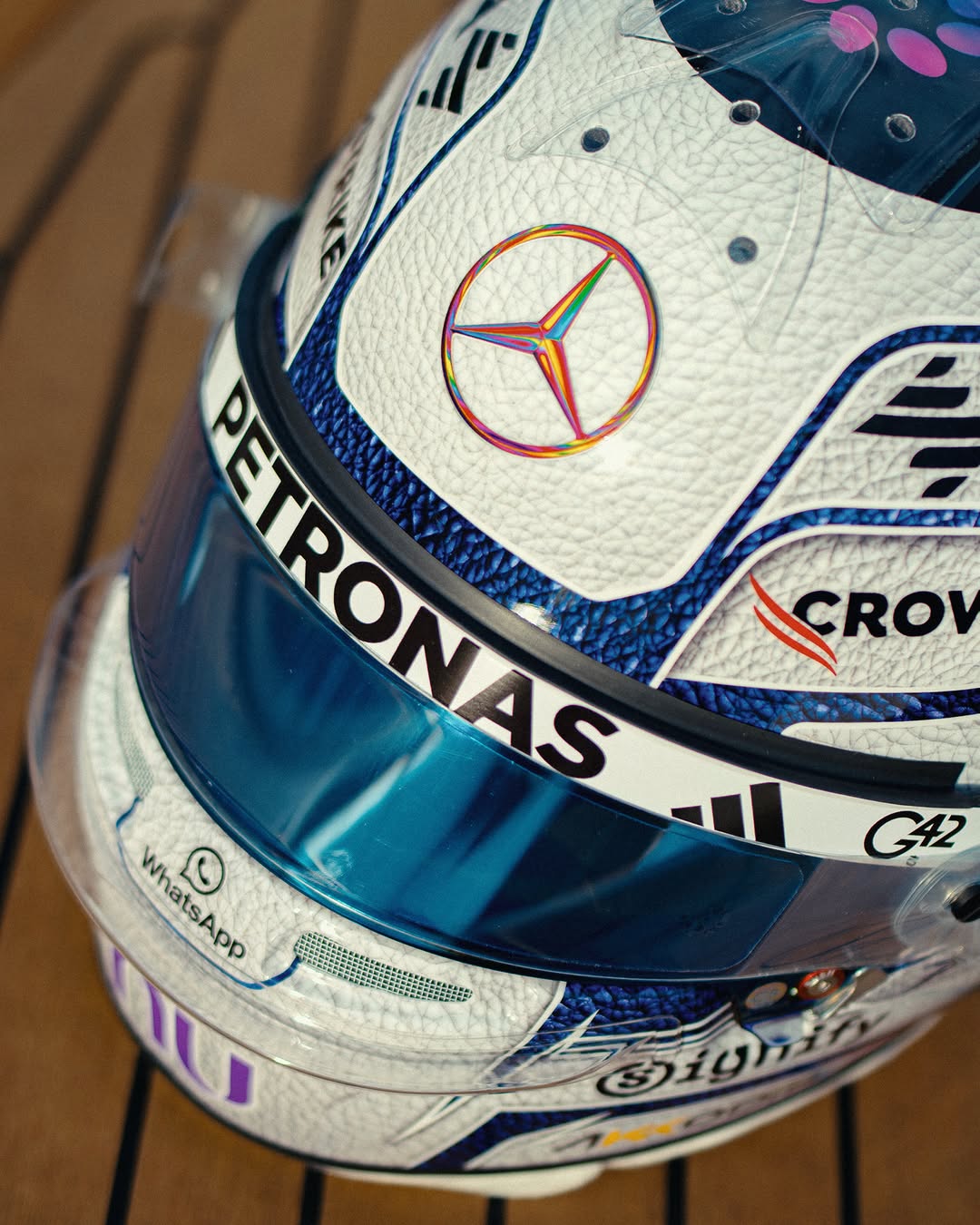 Nuevo casco especial azul y blanco de Kimi Antonelli para el Gran Premio de Mónaco 2026 (día de carrera 7 de junio de 2026)