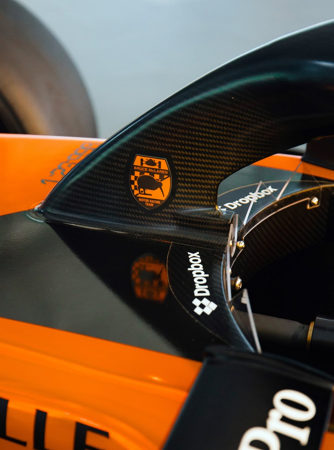 Laisser notre livrée du 1000e GP à notre base ensoleillée avant de partir vers les collines de Styrie ⛰️🔜

#McLarenF1