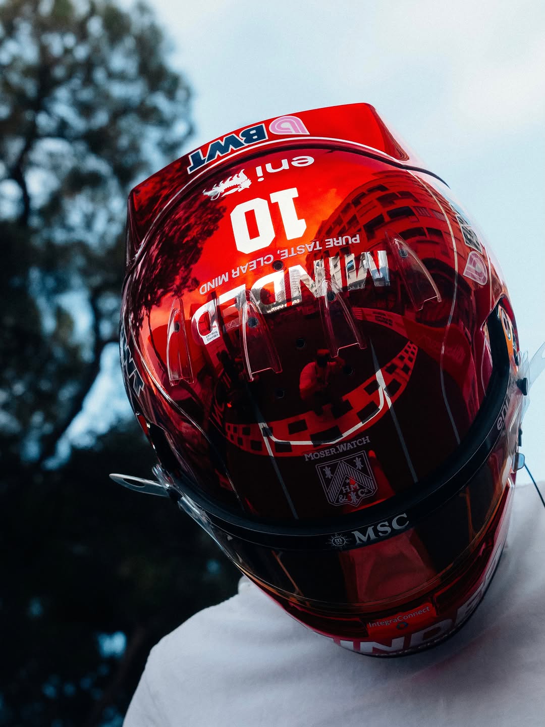 El casco Bell especial drinkMINDED de Pierre Gasly para el Gran Premio de Mónaco 2026 (día de carrera 7 de junio de 2026)