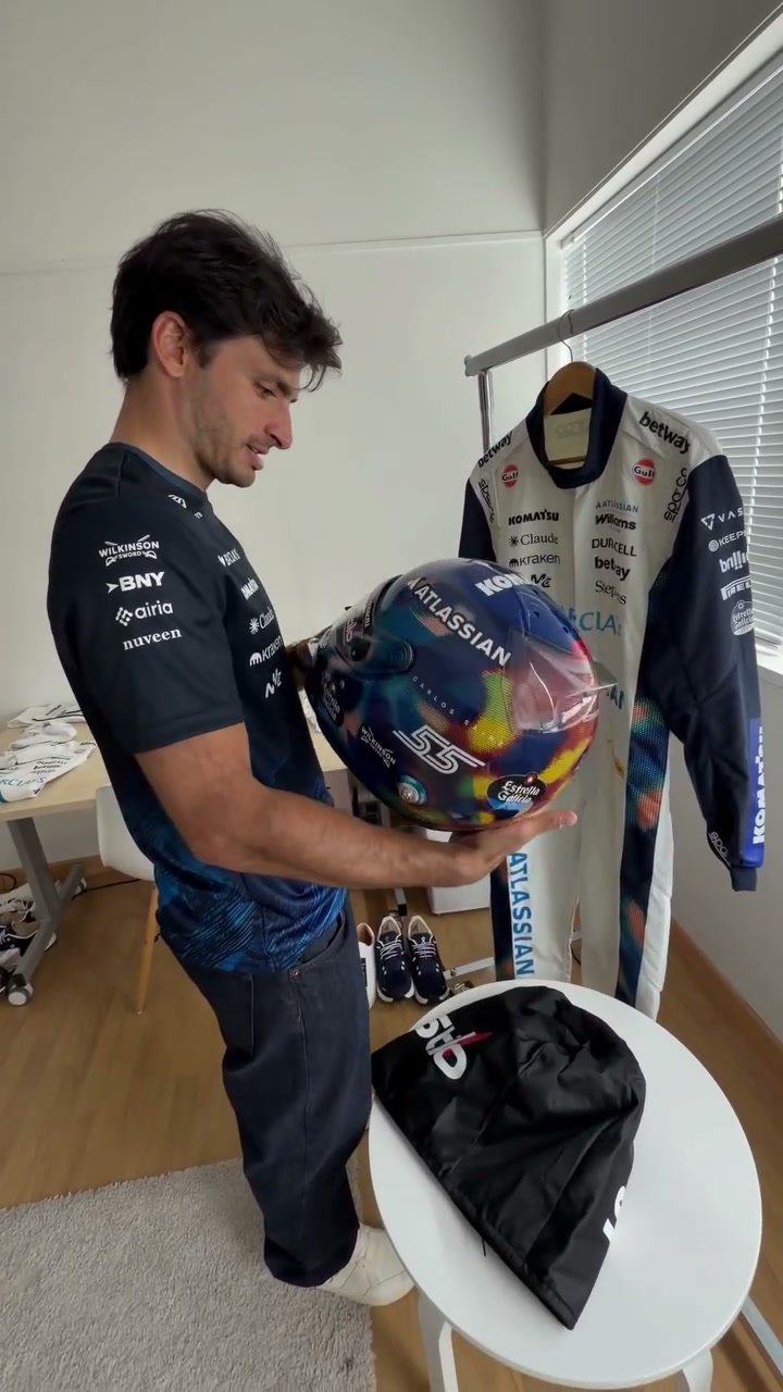 La prima occhiata di Carlos Sainz al suo casco Williams Monaco GP 2026