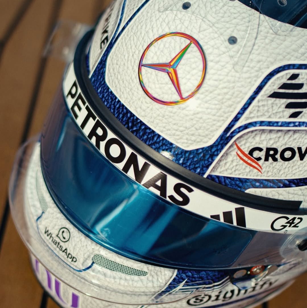 Primer plano de la estrella Mercedes iridiscente en la parte superior del casco especial de Kimi Antonelli para Mónaco 2026