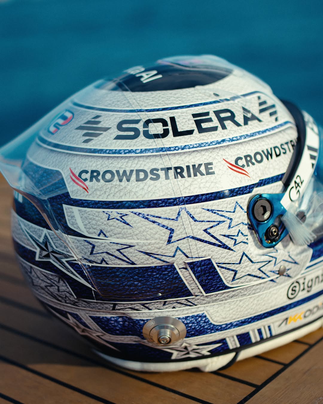 Nuevo casco especial azul y blanco de Kimi Antonelli para el Gran Premio de Mónaco 2026 (día de carrera 7 de junio de 2026)