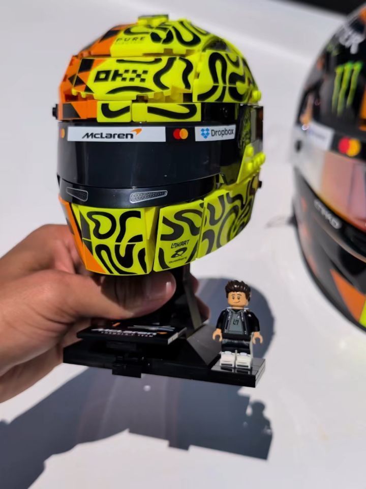 يكشف لاندو نوريس عن خوذته الخاصة بتعاون LEGO مع McLaren لحفل الفريق بمناسبة السباق الكبير رقم 1000، التي تظهر لأول مرة في جائزة موناكو الكبرى في 7 يونيو 2026