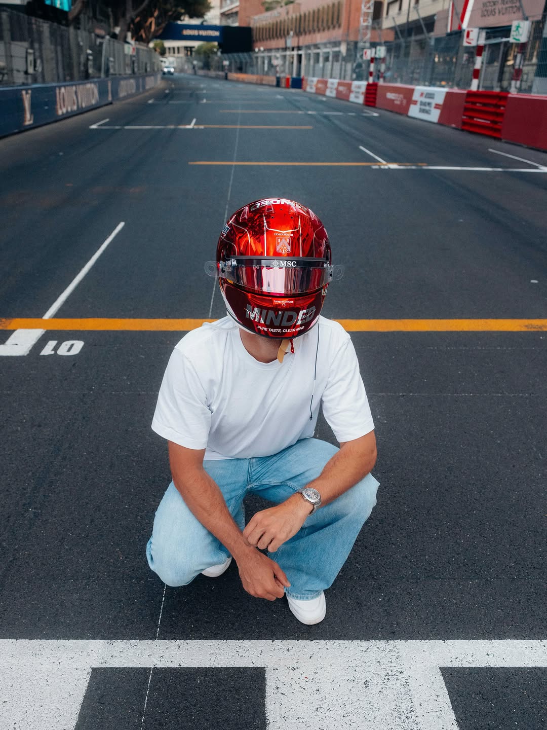 El casco Bell especial drinkMINDED de Pierre Gasly para el Gran Premio de Mónaco 2026 (día de carrera 7 de junio de 2026)