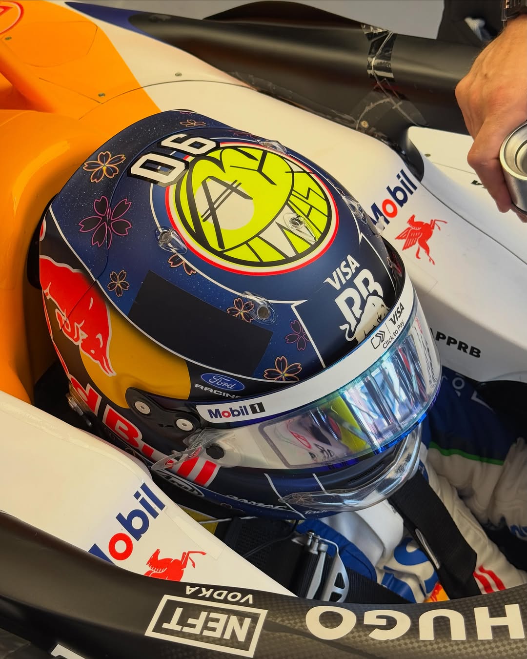 Un rapide petit déversement de garage 🤳

#F1 #VCARB #AustrianGP

Il fait chaud dehors 💧

Un casque magnifique !!

Un autre casque magnifique !!

Installé dans 🪑
