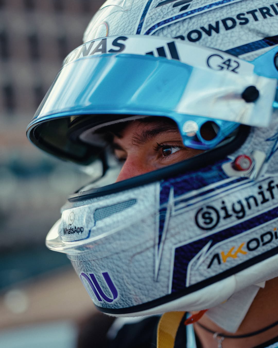 Nuevo casco especial azul y blanco de Kimi Antonelli para el Gran Premio de Mónaco 2026 (día de carrera 7 de junio de 2026)