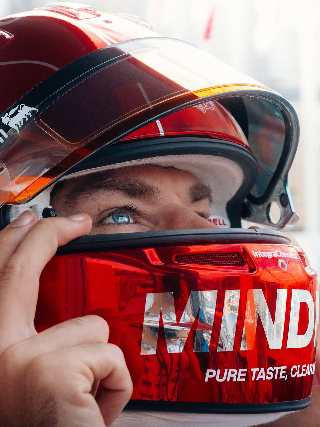El casco Bell especial drinkMINDED de Pierre Gasly para el Gran Premio de Mónaco 2026 (día de carrera 7 de junio de 2026)