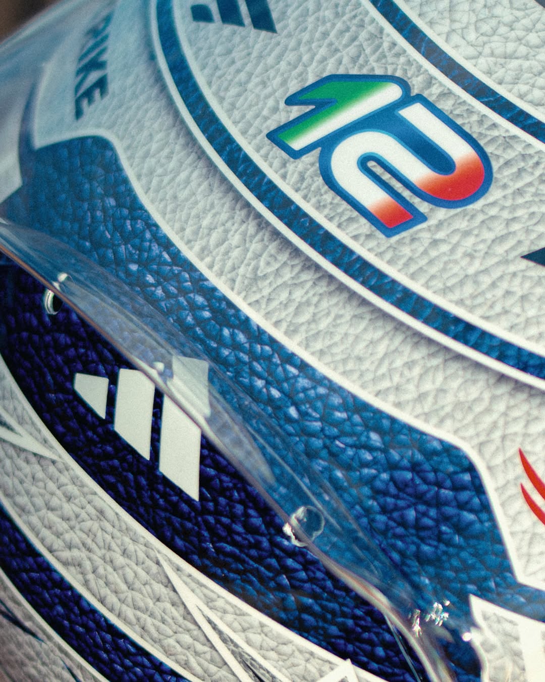 Nuevo casco especial azul y blanco de Kimi Antonelli para el Gran Premio de Mónaco 2026 (día de carrera 7 de junio de 2026)