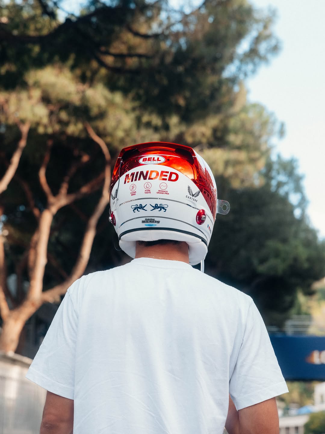 El casco Bell especial drinkMINDED de Pierre Gasly para el Gran Premio de Mónaco 2026 (día de carrera 7 de junio de 2026)
