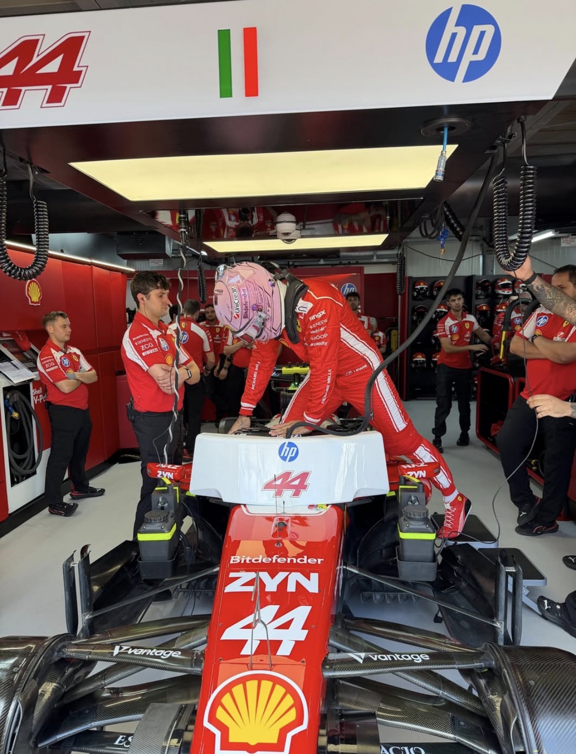 Vista trasera del casco rosa brillante de Mónaco 2026 de Lewis Hamilton, Ferrari