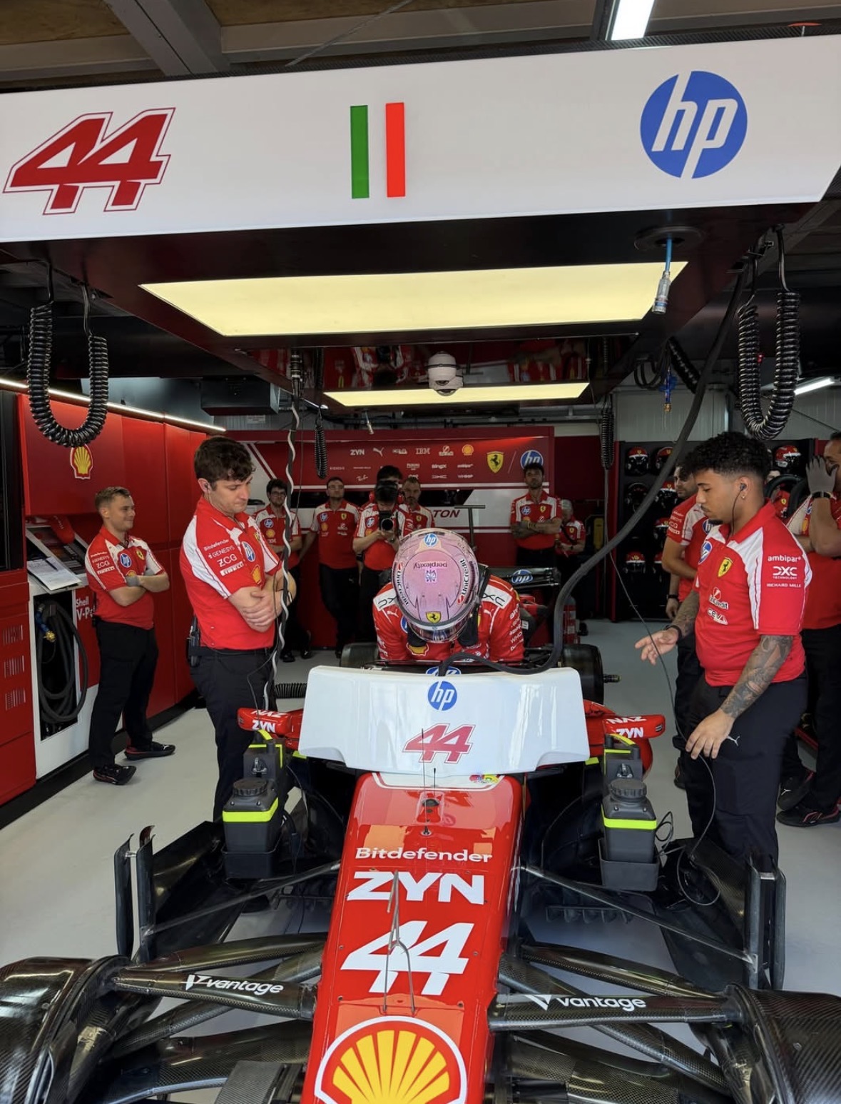 Ferrari de Lewis Hamilton y casco rosa en pista en el Gran Premio de Mónaco 2026