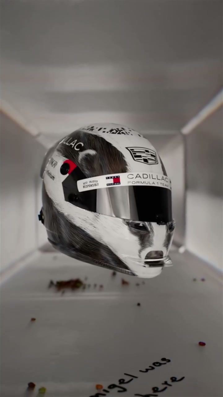 El casco especial blanco Cadillac «Nigel the Badger» de Valtteri Bottas para el Gran Premio de Mónaco 2026, con visera cromada