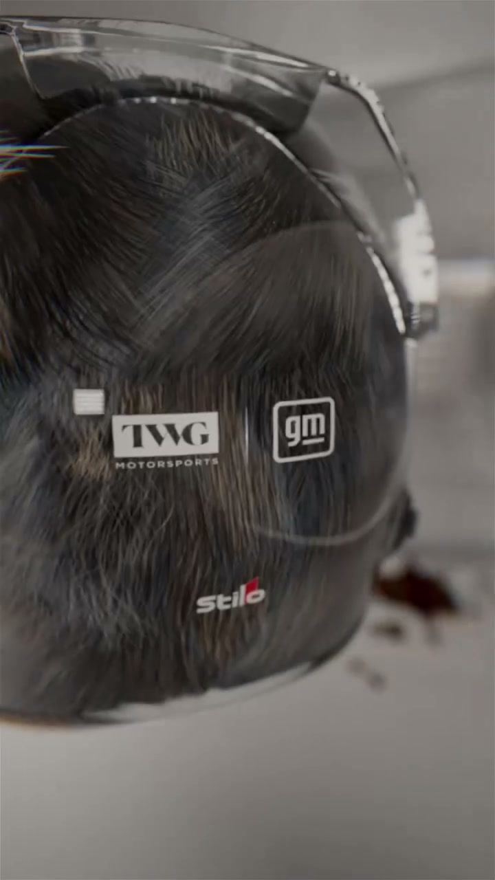 Primer plano de la textura de pelo de tejón y las marcas TWG Motorsports, GM y Stilo en el casco de Valtteri Bottas para Mónaco 2026
