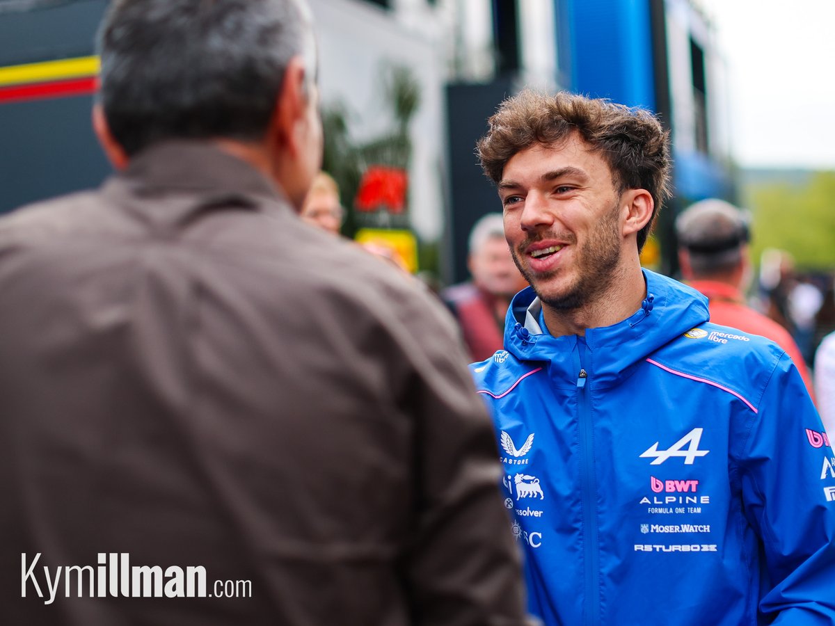 FRIENDS CATCHING UP Pierre Gasly couldn't hide his smile when he spotted Günther Steiner in the paddock this morning.