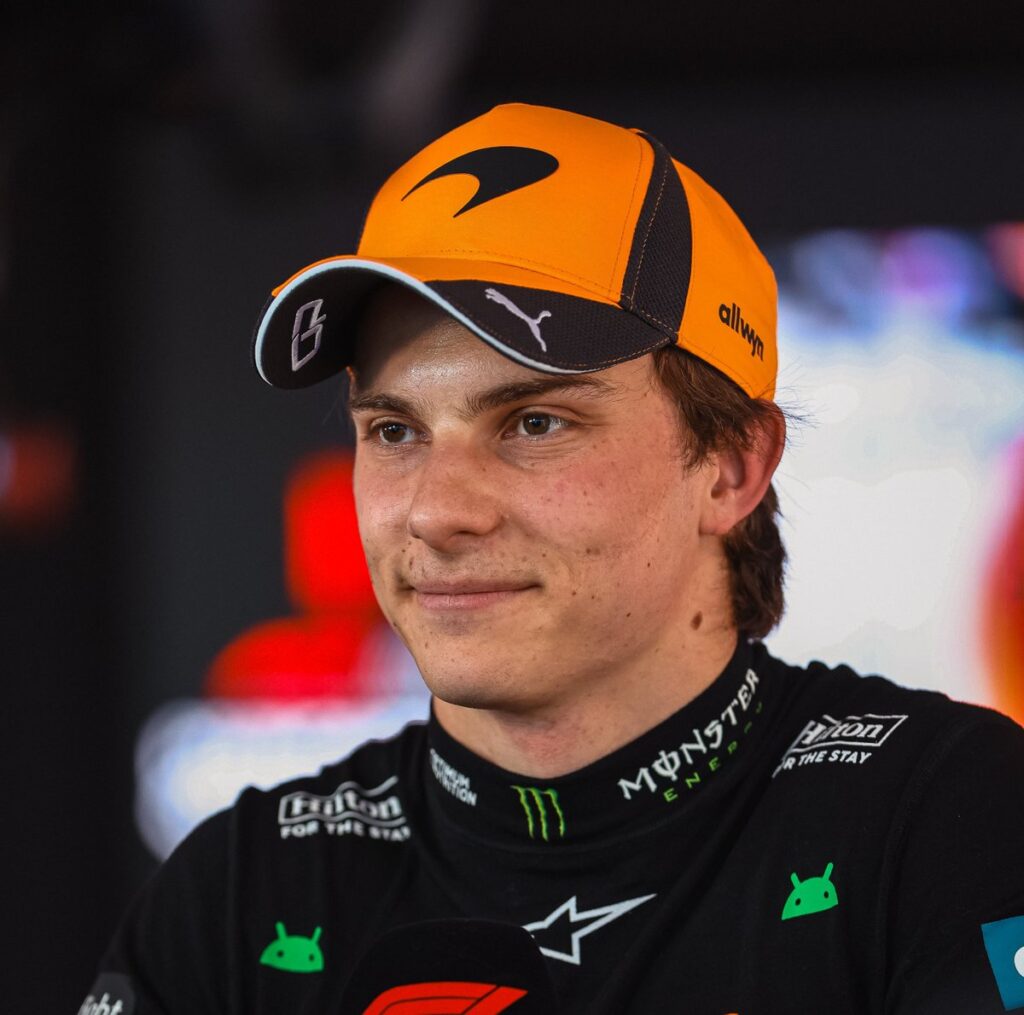 I asked @OscarPiastri about 'that' incident with @Carlossainz55: "I was right behind him for a sector, and I couldn't be