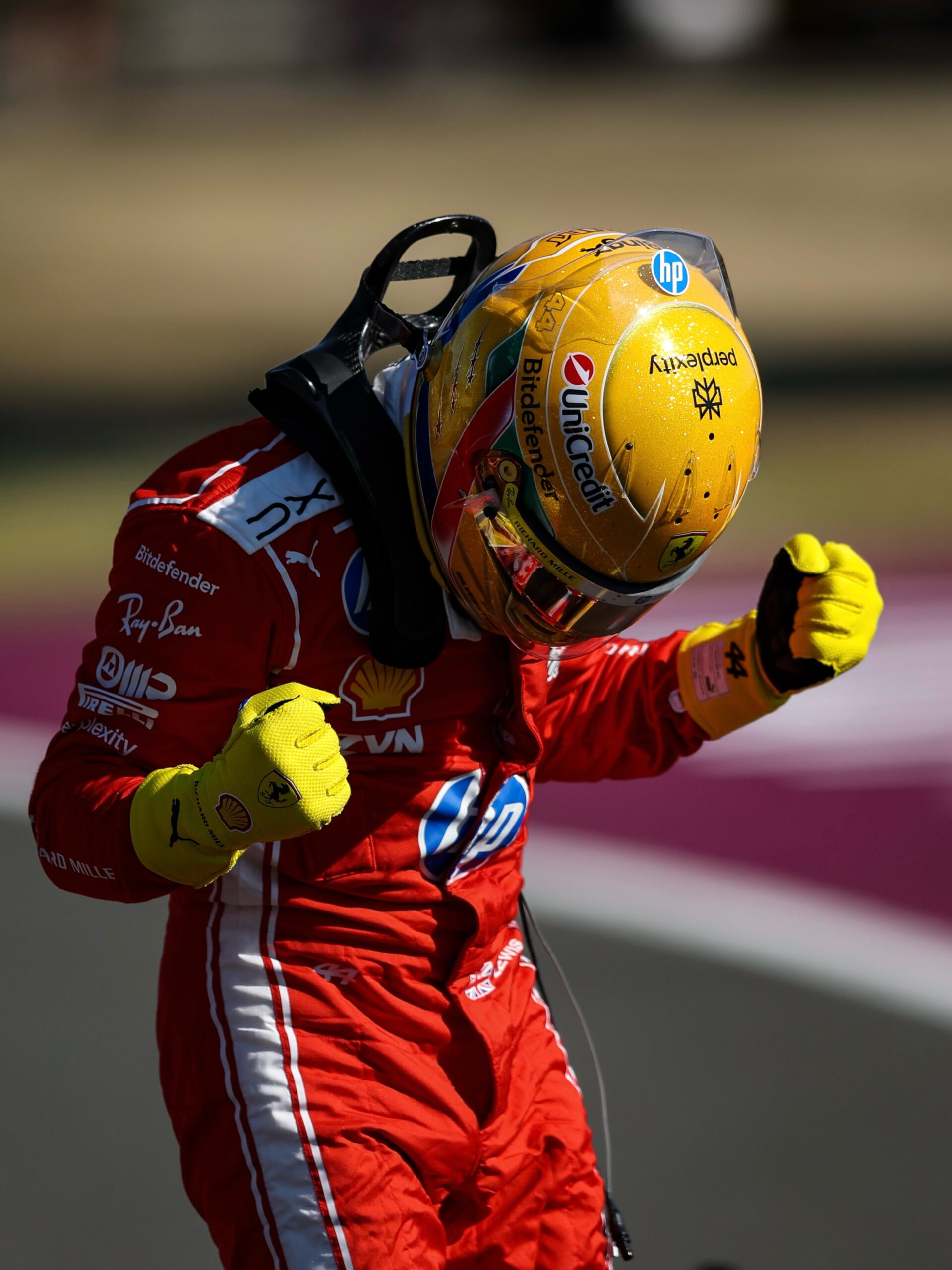 Lewis Hamilton celebra la pole de sprint en el Gran Premio Británico 2026 en Silverstone, sosteniendo su casco Ferrari número 44 dorado
