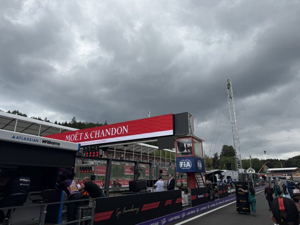 Williams watching a radar that shows some rain closing in, and VCARB ran a set of tyres onto the grid late just in case