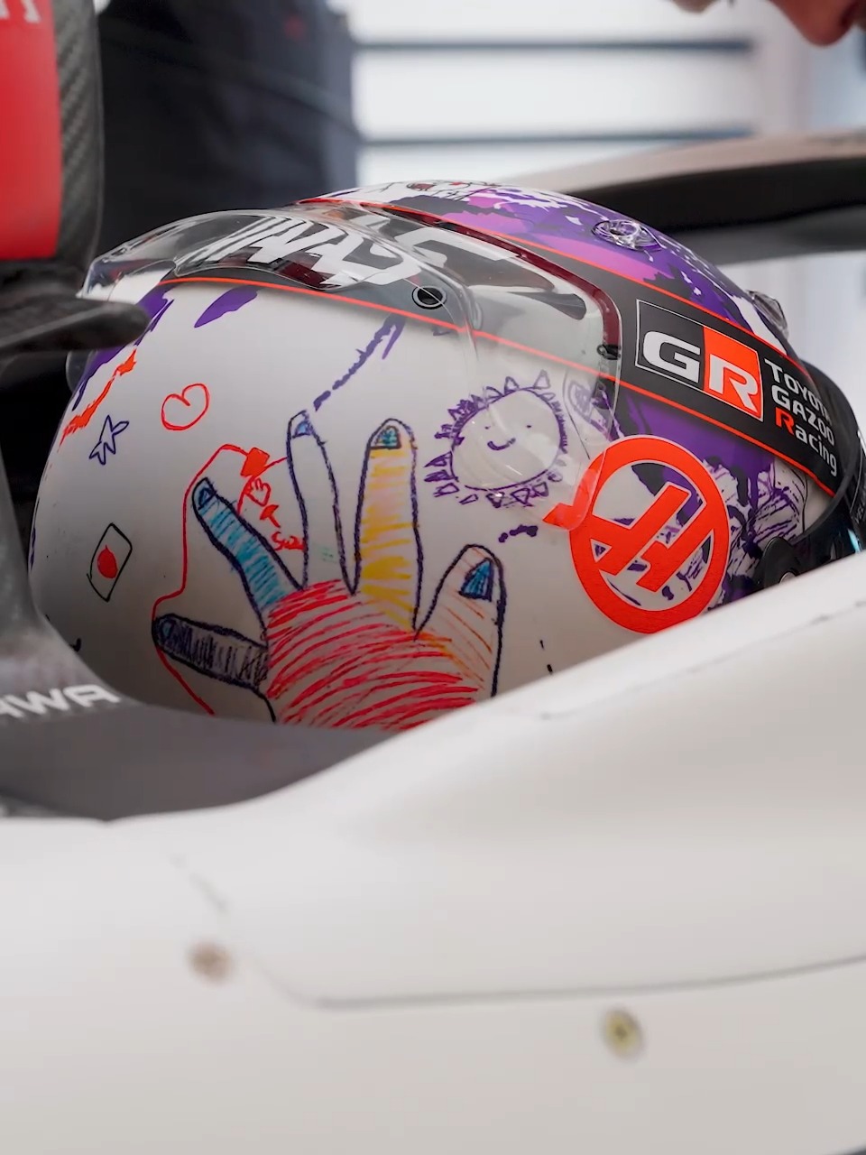 Agregando un toque personal a su casco 🎨 La obra de arte de la hija @ryohirakawa0307 llegó a la pista en FP1 🎨 

#HaasF1 #F1 #HungarianGP