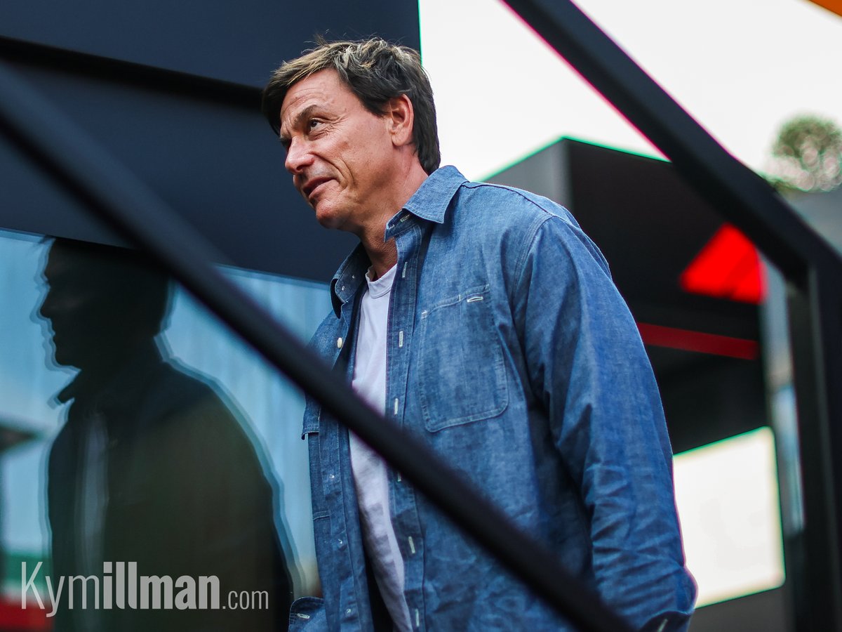 UNGEZWUNGENER TOTO
Ein Jeanshemd und weißes T-Shirt ersetzten die übliche Mercedes-Teamausstattung für Toto Wolff