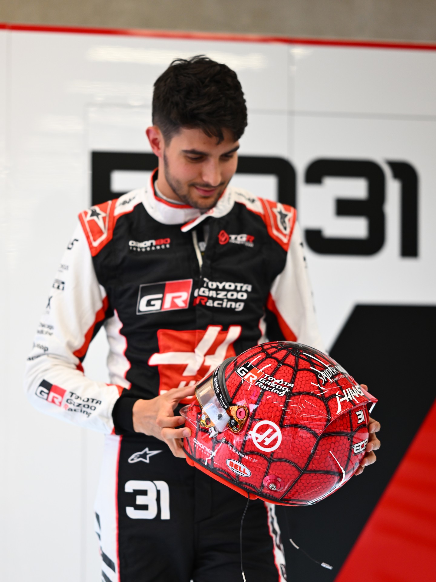 Esteban Ocon presenta casco inspirado en Hombre Araña para los Grandes Premios de Bélgica e Hungría