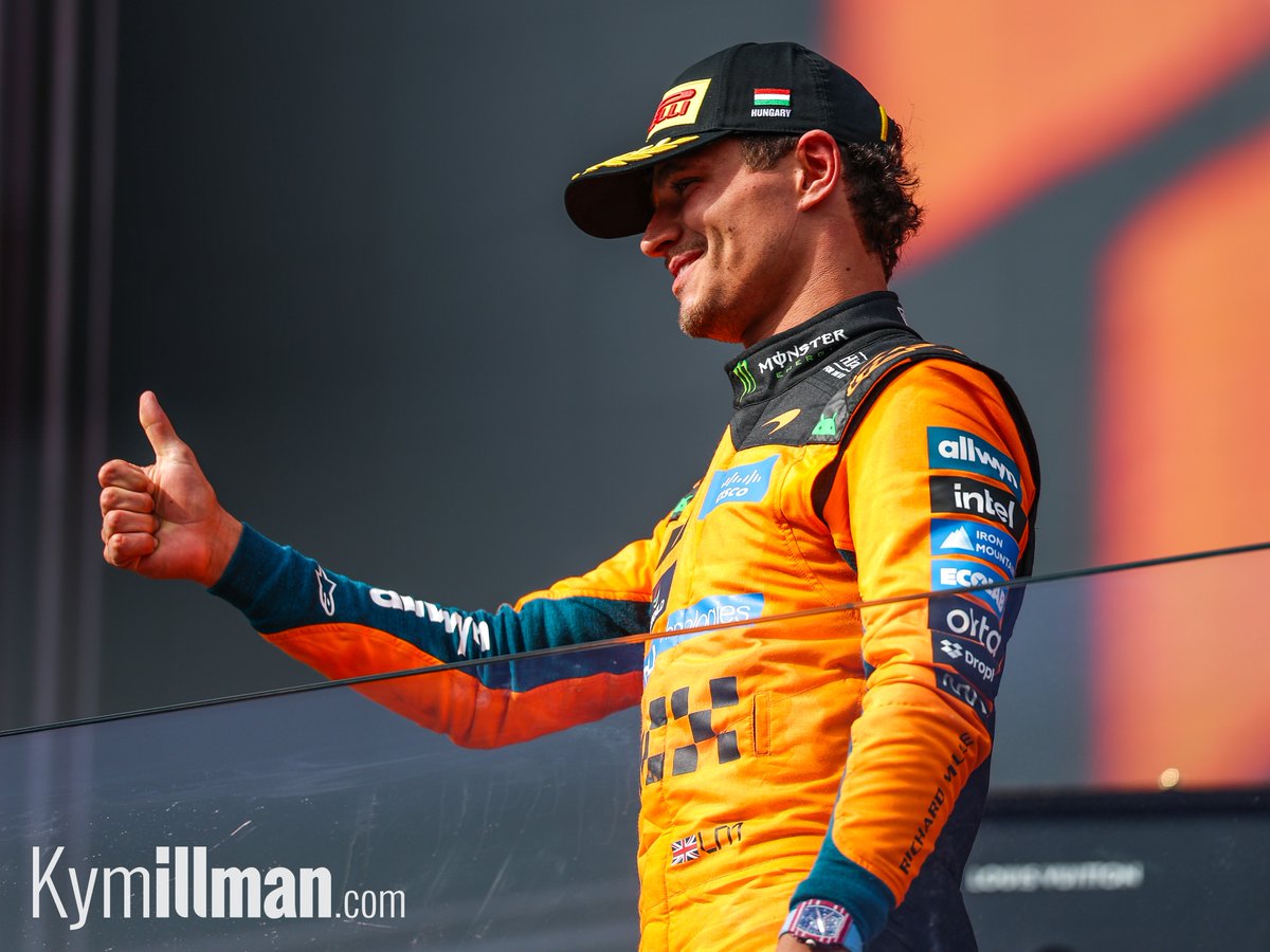VERTRAUTER ANBLICK

Lando Norris stand hier im letzten Jahr auf dem obersten Treppchen des Podiums, und er tat es wieder