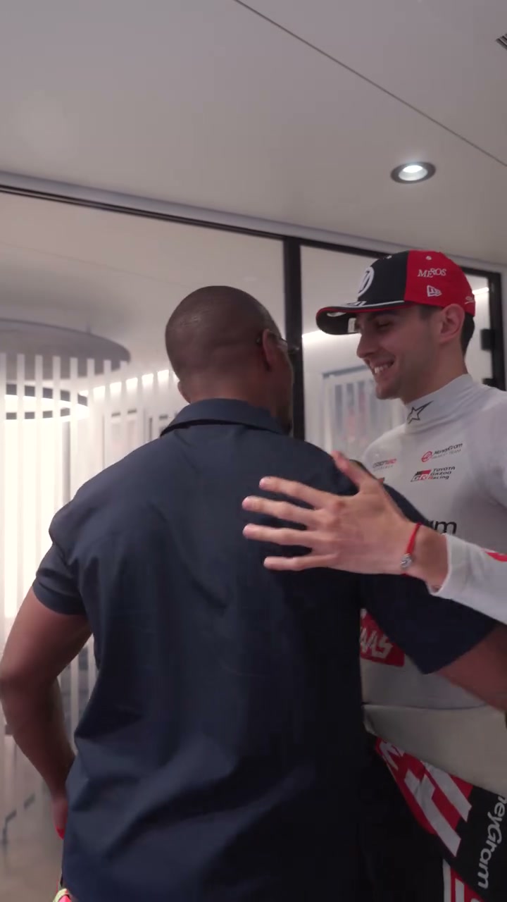 « Je suis un énorme fan ! » « Non, MOI je suis un énorme fan ! » 👏 Quand Esteban a eu la chance de rencontrer @anthonymackie alias Falcon l'année dernière 🤩 

⏮️ 2025

#HaasF1 #F1